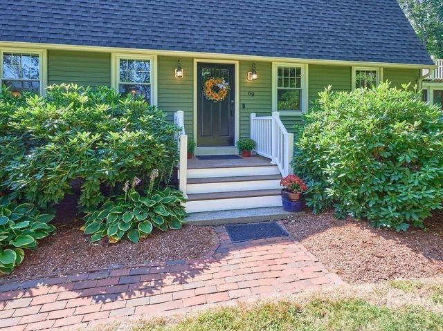 69 Walnut St, Upton, MA 01568