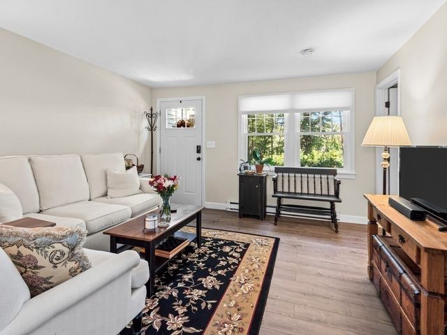69 Walnut St, Upton, MA 01568
