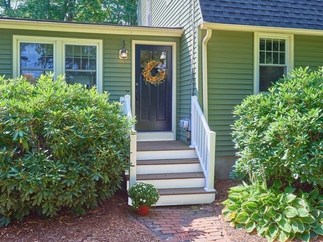 69 Walnut St, Upton, MA 01568