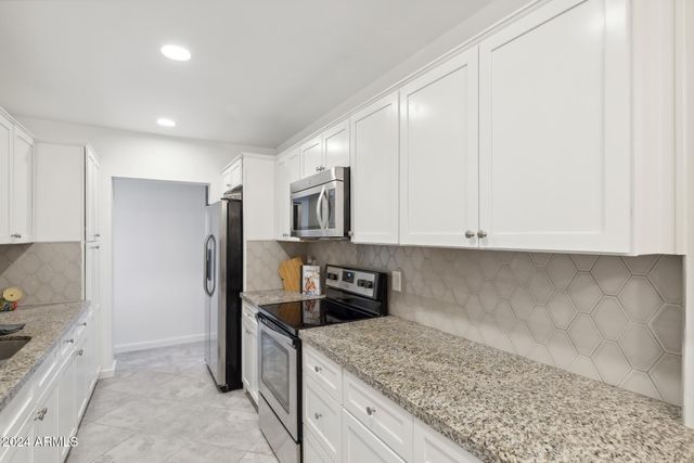 2230 E CLARENDON Avenue, Phoenix, AZ 85016