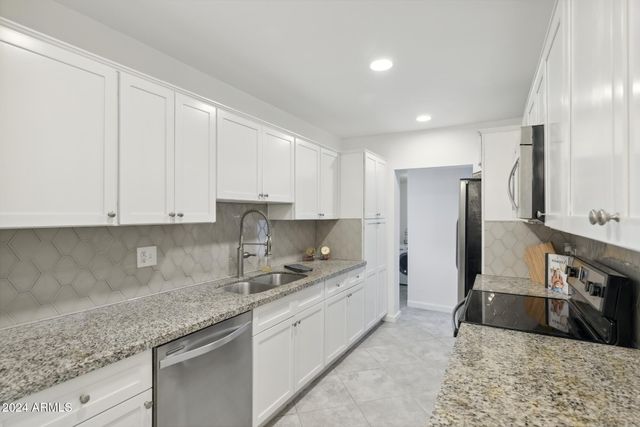 2230 E CLARENDON Avenue, Phoenix, AZ 85016