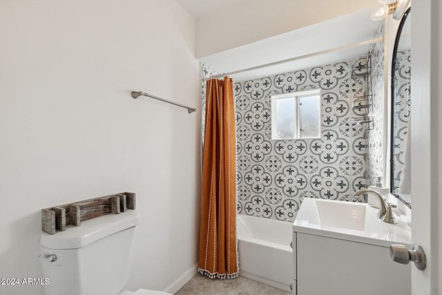 2230 E CLARENDON Avenue, Phoenix, AZ 85016