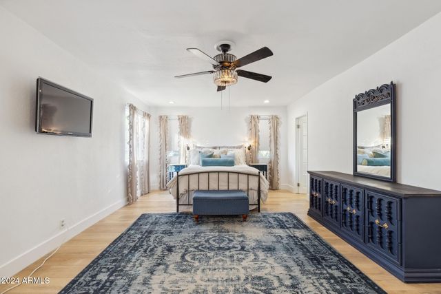 2230 E CLARENDON Avenue, Phoenix, AZ 85016