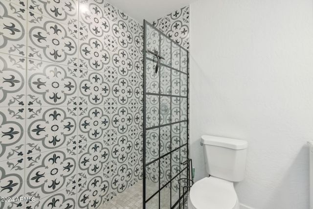 2230 E CLARENDON Avenue, Phoenix, AZ 85016