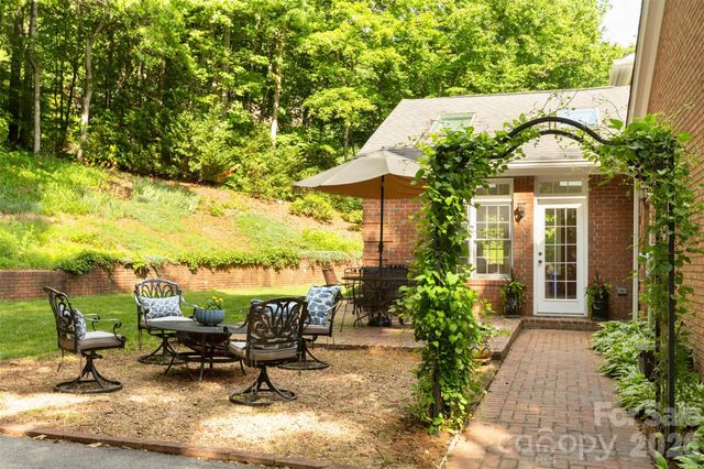 425 Sondley Woods Place, Asheville, NC 28805