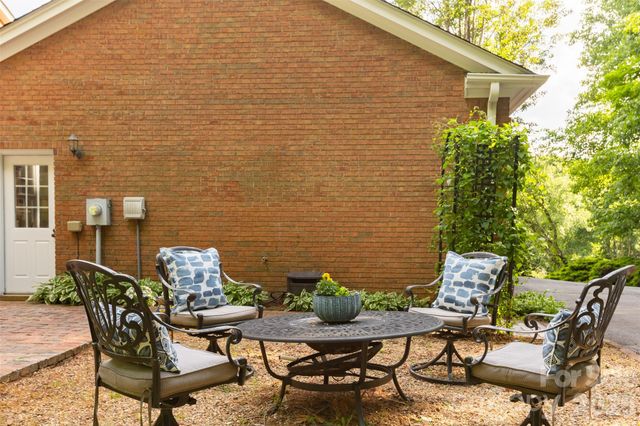 425 Sondley Woods Place, Asheville, NC 28805