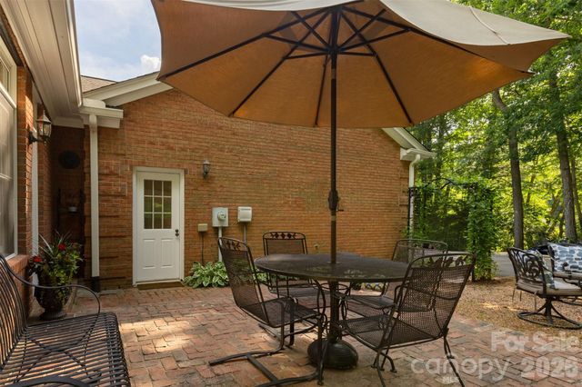 425 Sondley Woods Place, Asheville, NC 28805