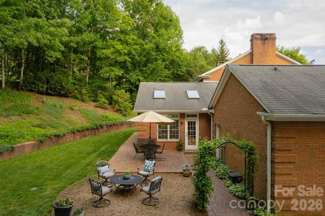 425 Sondley Woods Place, Asheville, NC 28805