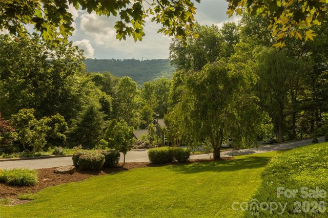 425 Sondley Woods Place, Asheville, NC 28805