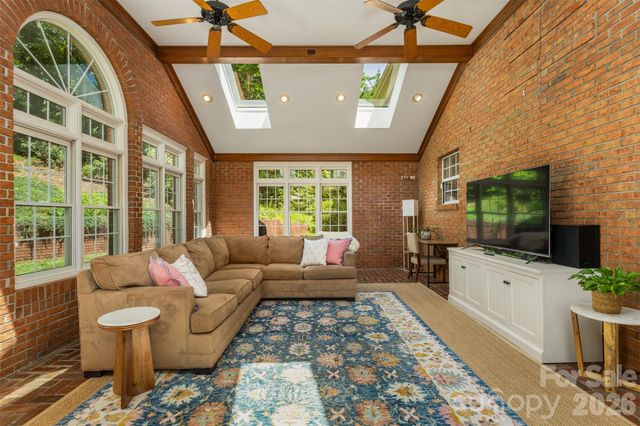 425 Sondley Woods Place, Asheville, NC 28805