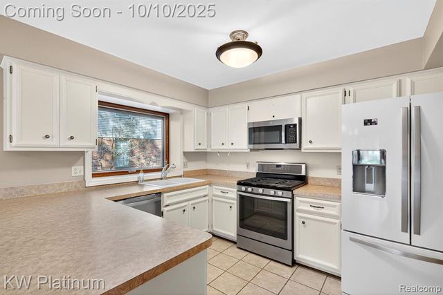 842 Timberline Drive, Rochester Hills, MI 48309