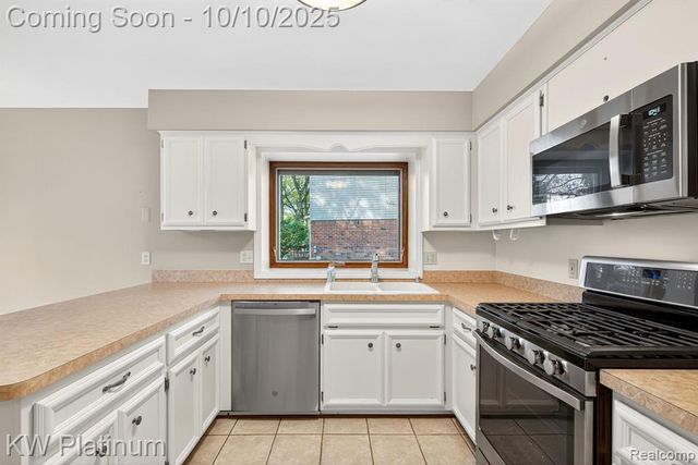 842 Timberline Drive, Rochester Hills, MI 48309