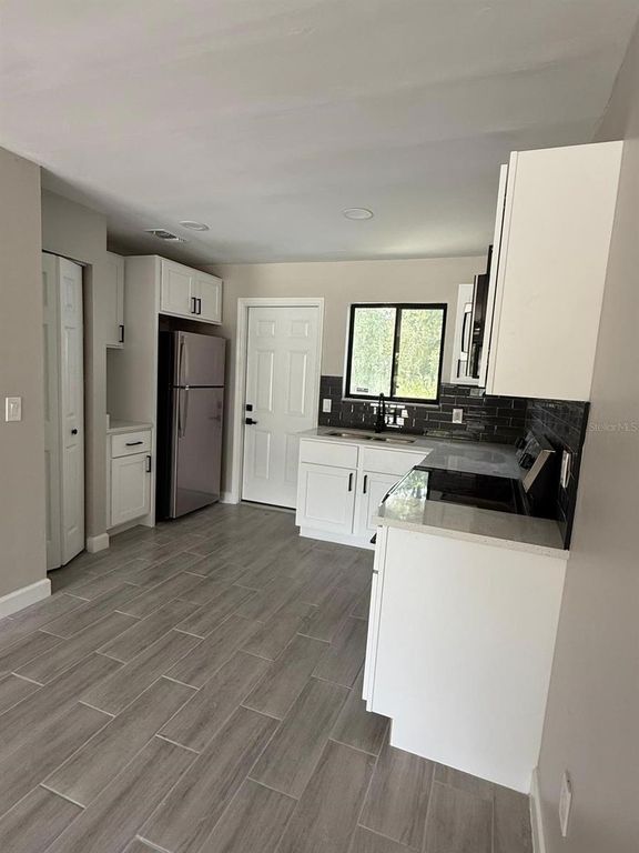 Image 4 of property listing at 328 PINE STREET, Orlando, FL 32824