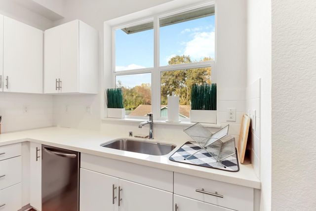 425 Outrigger Ln, West Sacramento, CA 95605