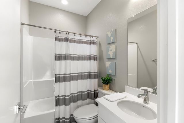 425 Outrigger Ln, West Sacramento, CA 95605