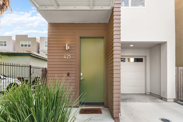 425 Outrigger Ln, West Sacramento, CA 95605