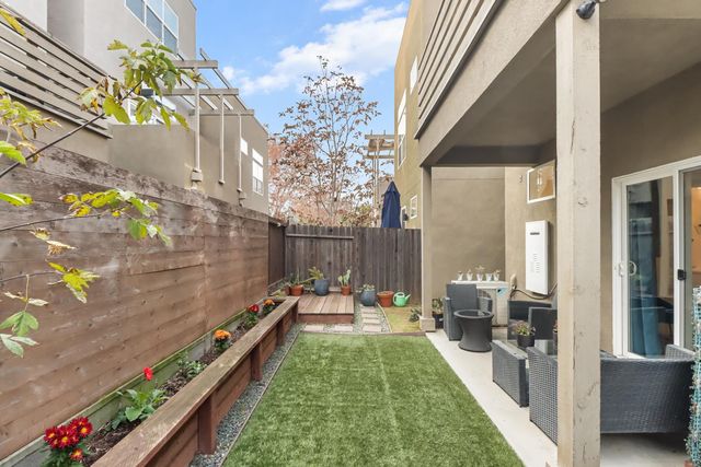 425 Outrigger Ln, West Sacramento, CA 95605