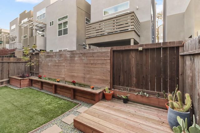 425 Outrigger Ln, West Sacramento, CA 95605