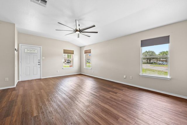 250 Western DR, Kyle, TX 78640