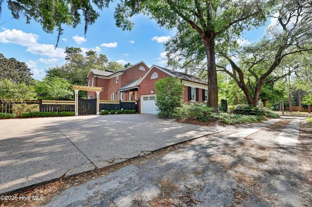 1411 Live Oak Parkway, Wilmington, NC 28403