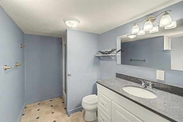 1012 Pershing St, Salina, KS 67401