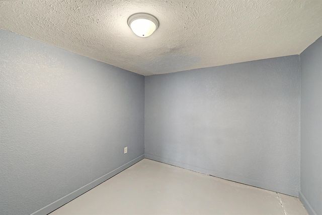 1012 Pershing St, Salina, KS 67401