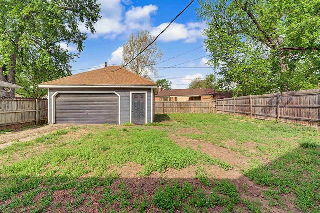 1012 Pershing St, Salina, KS 67401