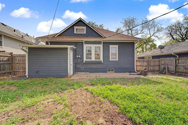 1012 Pershing St, Salina, KS 67401