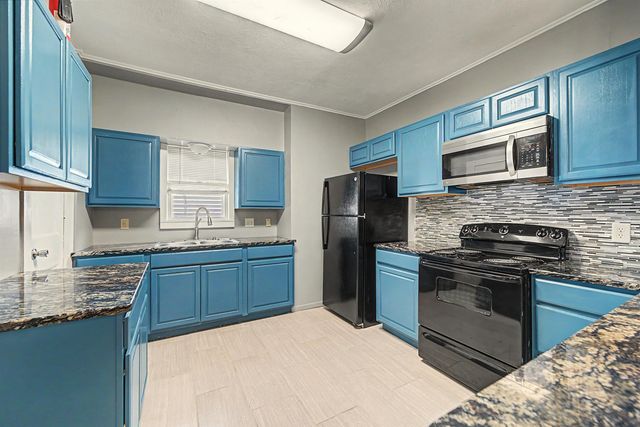 1012 Pershing St, Salina, KS 67401