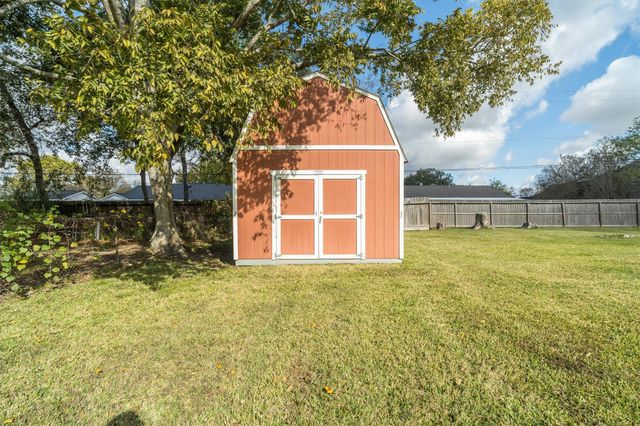 106 Tower Drive, Friendswood, TX 77546