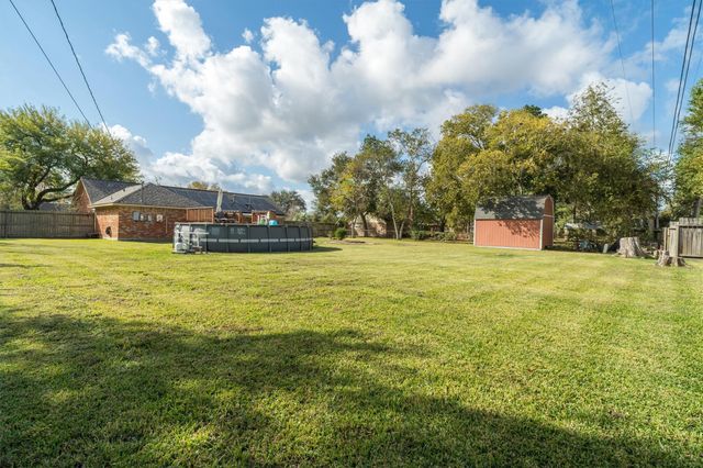 106 Tower Drive, Friendswood, TX 77546