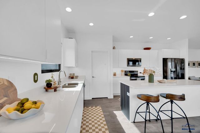 5910 CLOUD PEAK DR, Rapid City, SD 57702