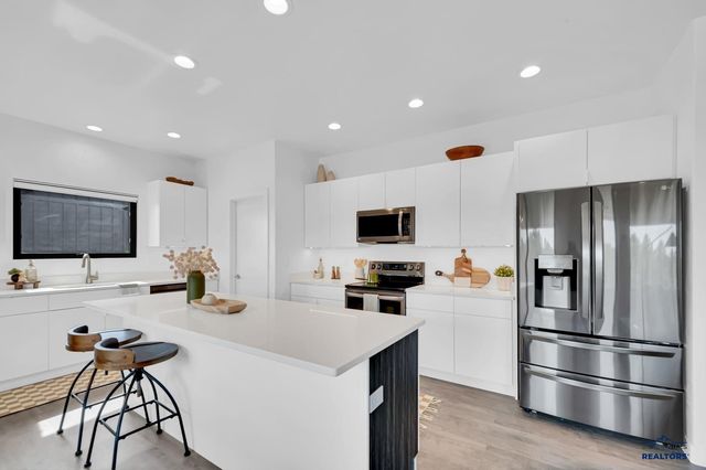 5910 CLOUD PEAK DR, Rapid City, SD 57702