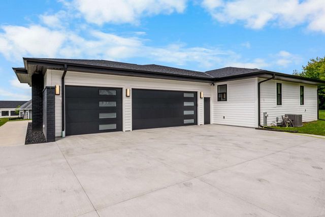 W256S6582 Pheasant DRIVE, Waukesha, WI 53189