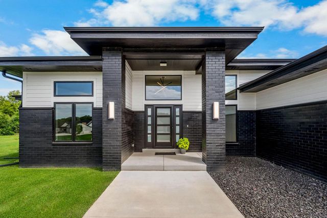 W256S6582 Pheasant DRIVE, Waukesha, WI 53189