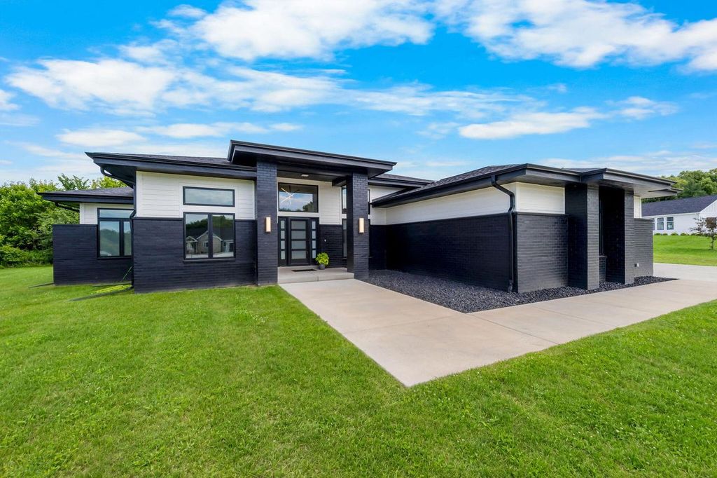 W256S6582 Pheasant DRIVE, Waukesha, WI 53189