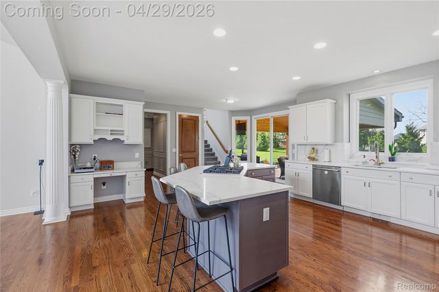1920 Vinsetta Court, Oakland Charter Township, MI 48306