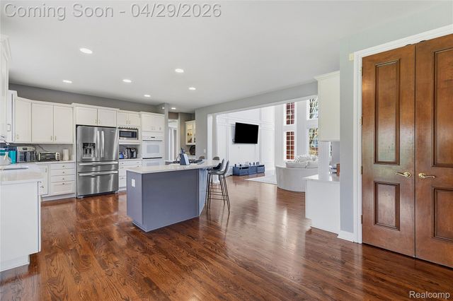 1920 Vinsetta Court, Oakland Charter Township, MI 48306