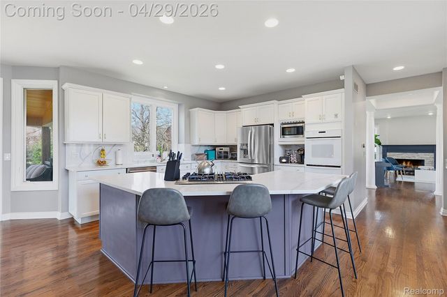 1920 Vinsetta Court, Oakland Charter Township, MI 48306