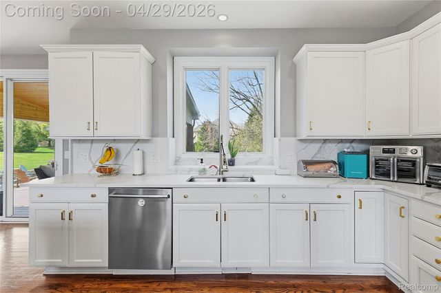 1920 Vinsetta Court, Oakland Charter Township, MI 48306