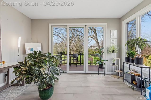 1920 Vinsetta Court, Oakland Charter Township, MI 48306