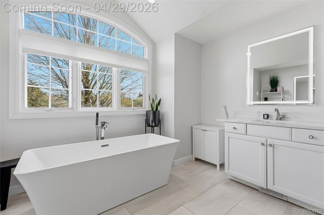 1920 Vinsetta Court, Oakland Charter Township, MI 48306