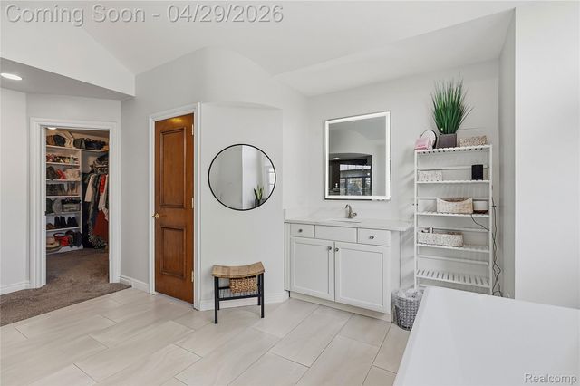 1920 Vinsetta Court, Oakland Charter Township, MI 48306