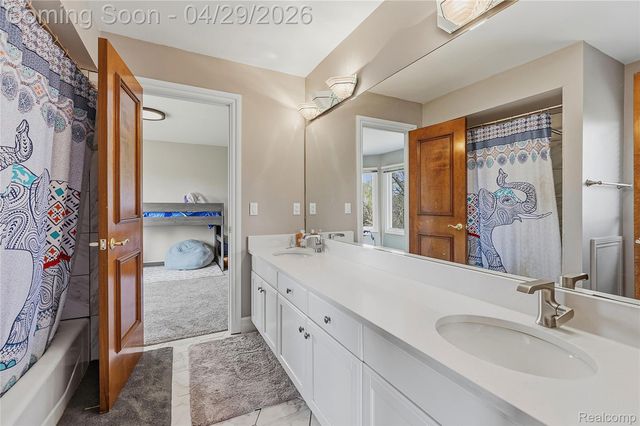 1920 Vinsetta Court, Oakland Charter Township, MI 48306