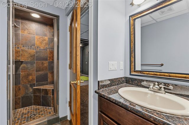 1920 Vinsetta Court, Oakland Charter Township, MI 48306