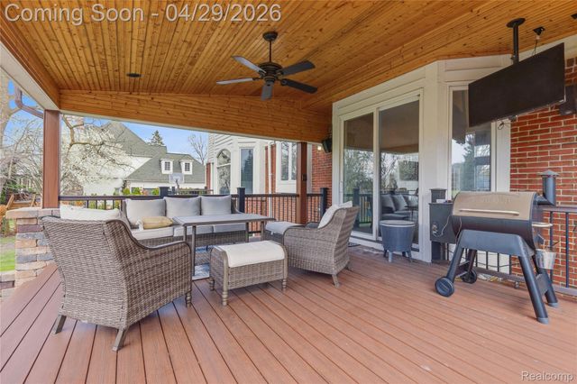 1920 Vinsetta Court, Oakland Charter Township, MI 48306
