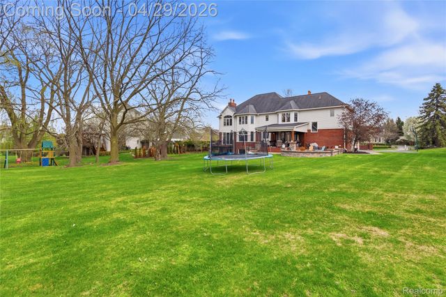 1920 Vinsetta Court, Oakland Charter Township, MI 48306