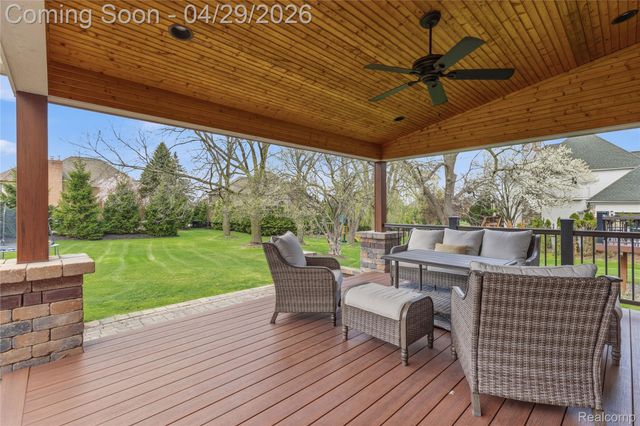 1920 Vinsetta Court, Oakland Charter Township, MI 48306