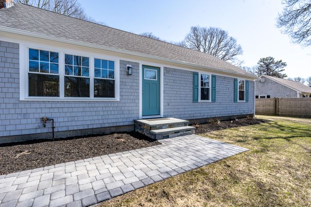 98 Wagon Lane, Hyannis, MA 02601