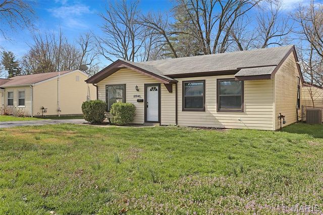 12245 Bennington Place, Maryland Heights, MO 63043